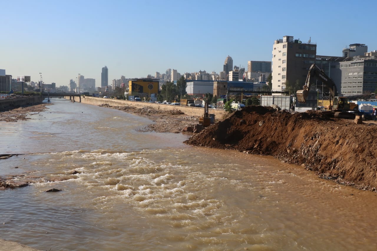 بالصور - تنظيف مجاري نهر بيروت قبيل المنخفض الجوي القادم